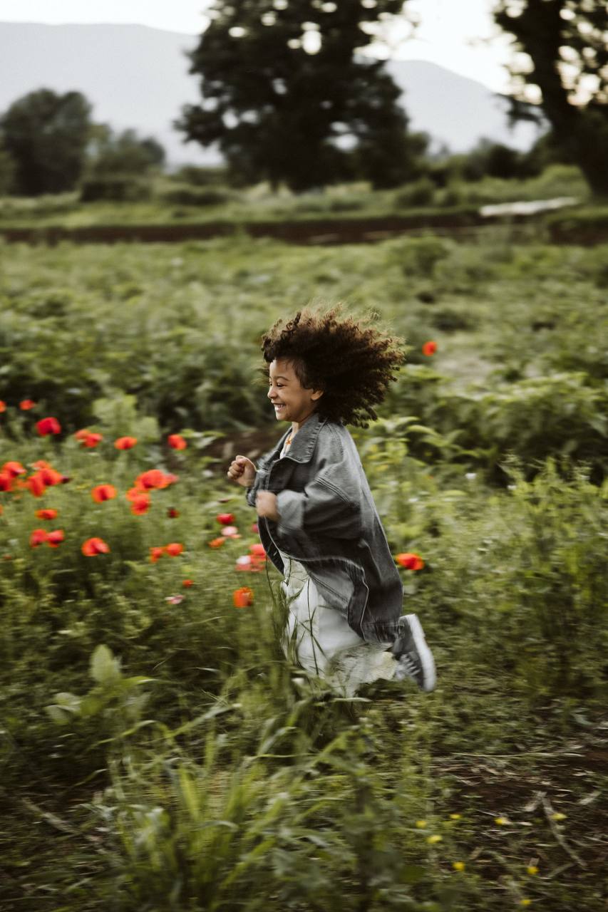 Mariam corre durante il servizio fotografico di famiglia