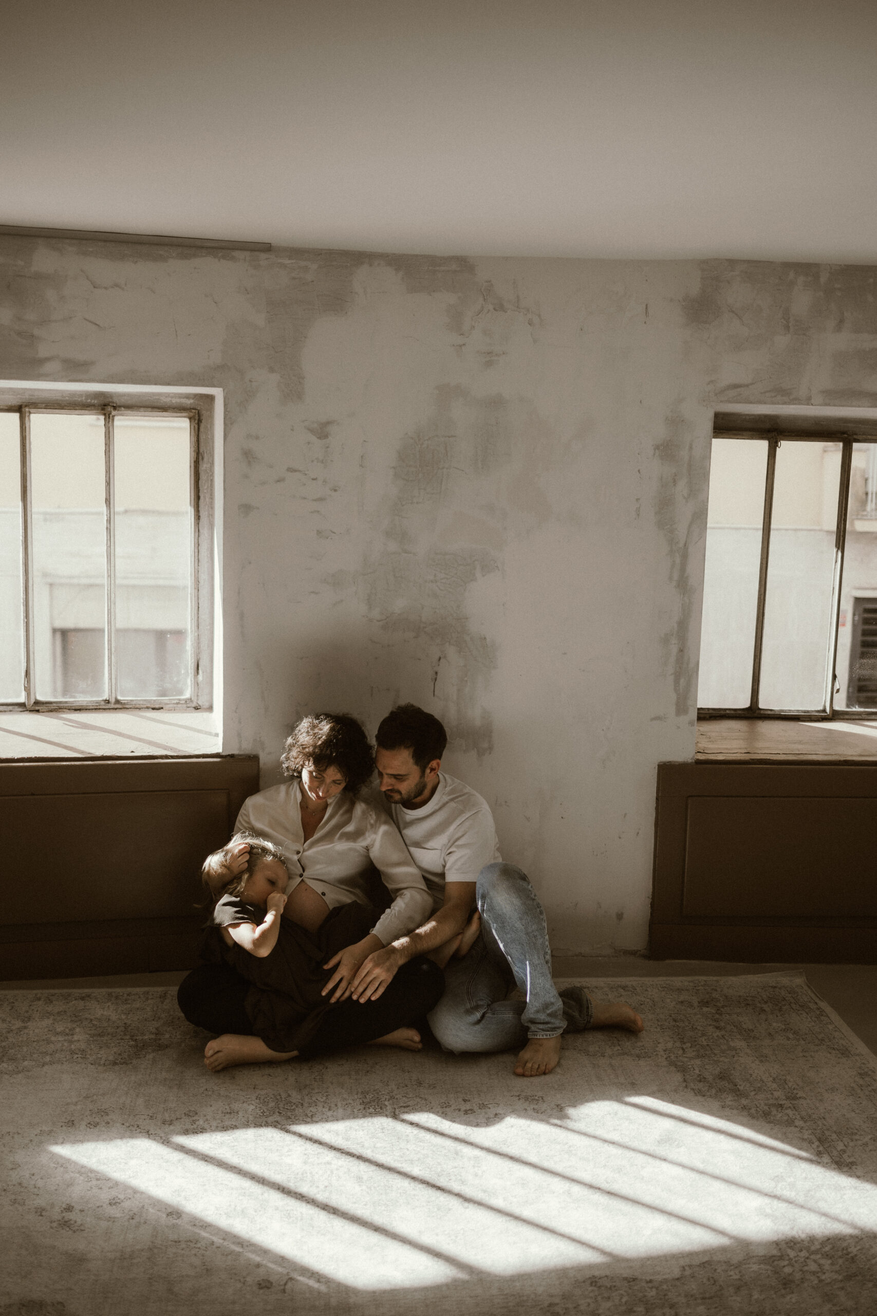 foto di famiglia con mamma in gravidanza