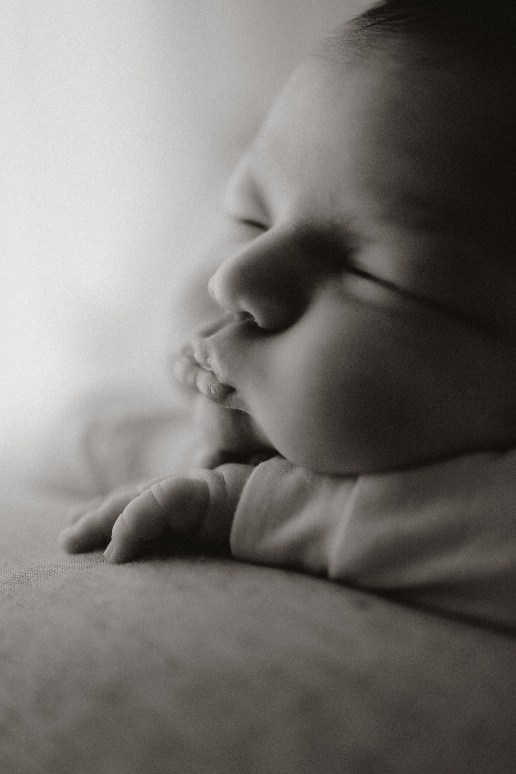 Pietro dorme durante il servizio fotografico newborn